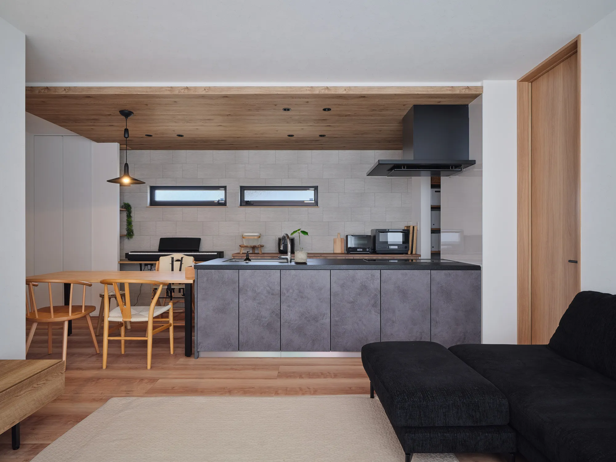 木の温もりに包まれる、家族の笑顔が広がる家