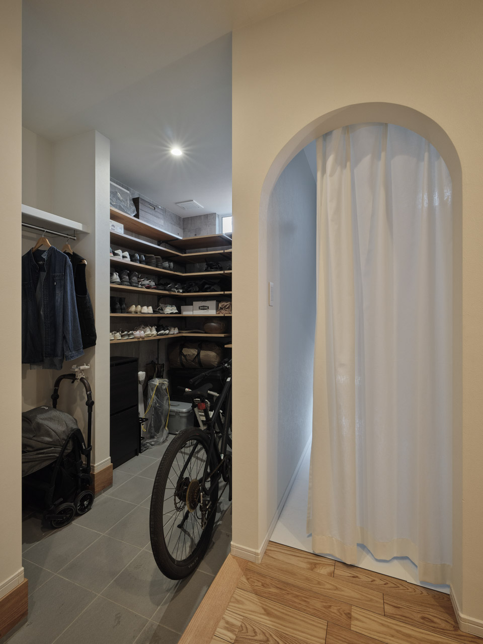 家族の今と未来を想う、タイルデッキのある家