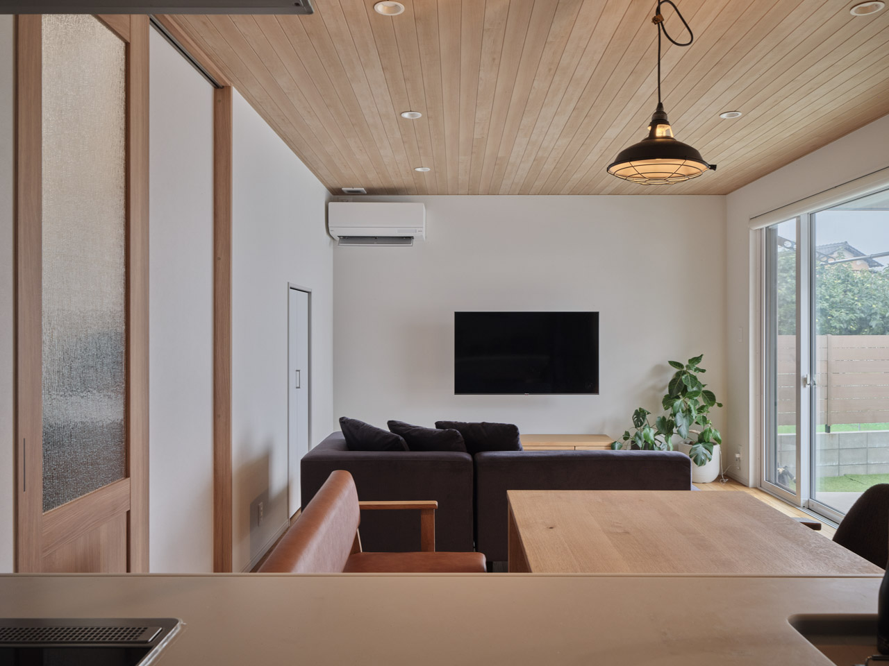 家族の今と未来を想う、タイルデッキのある家