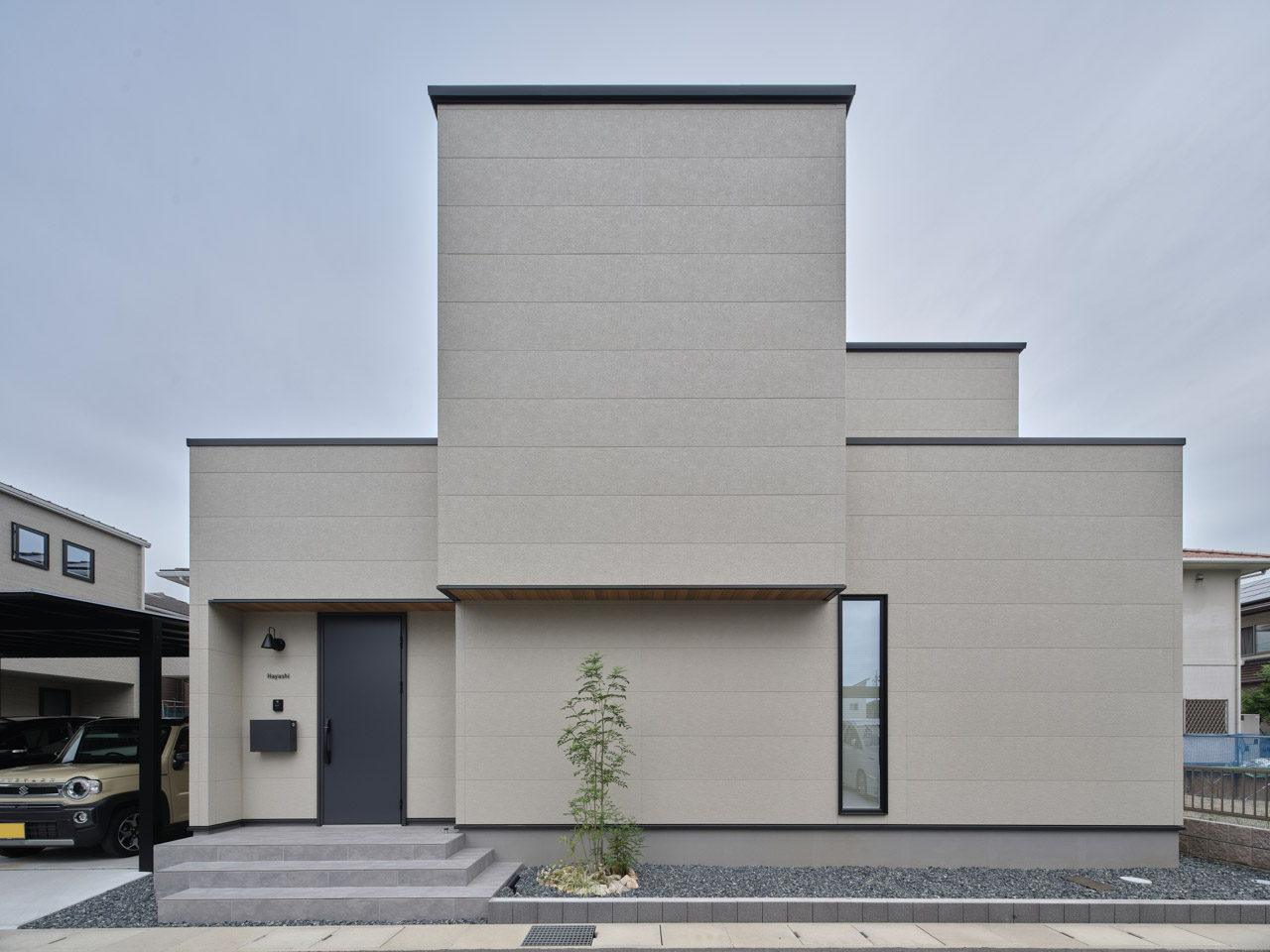 暮らしに溶け込む、アイアン階段のある家