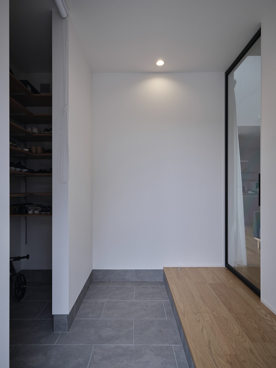 暮らしに溶け込む、アイアン階段のある家