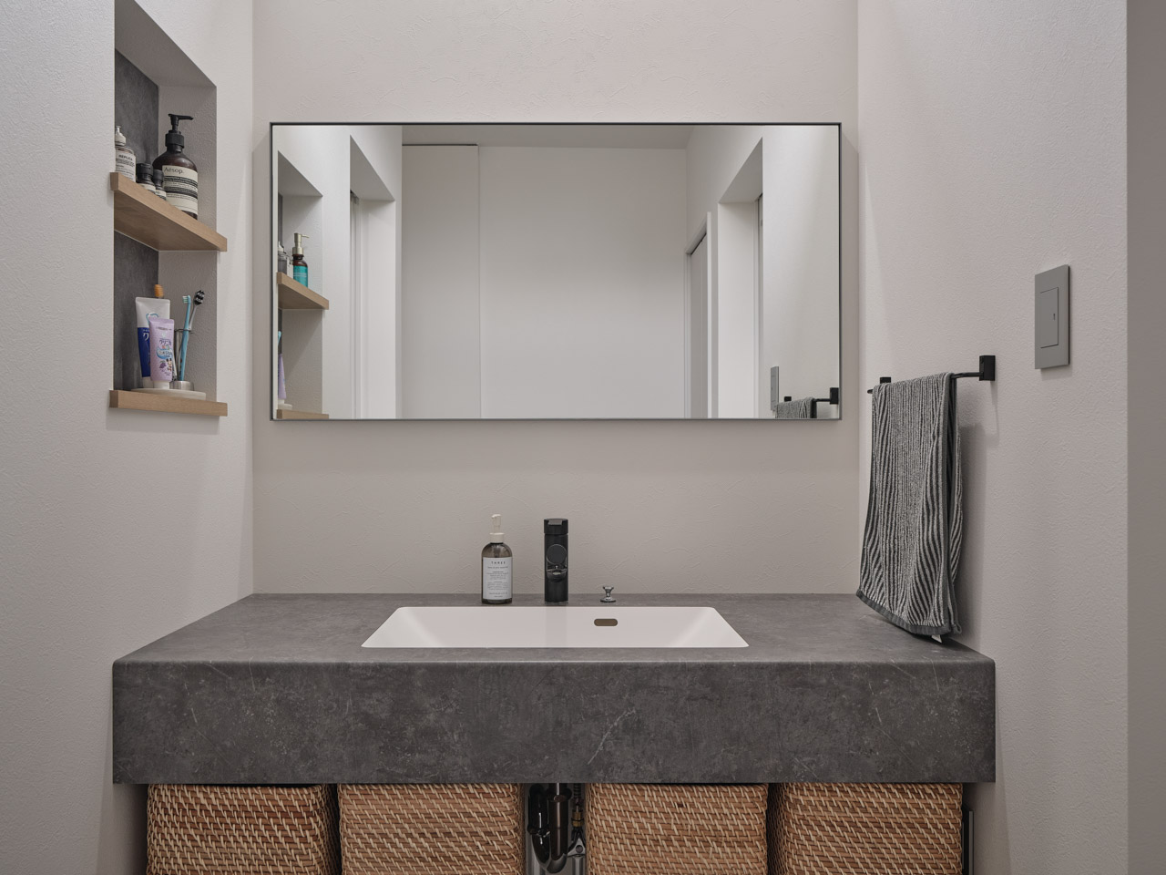 暮らしに溶け込む、アイアン階段のある家