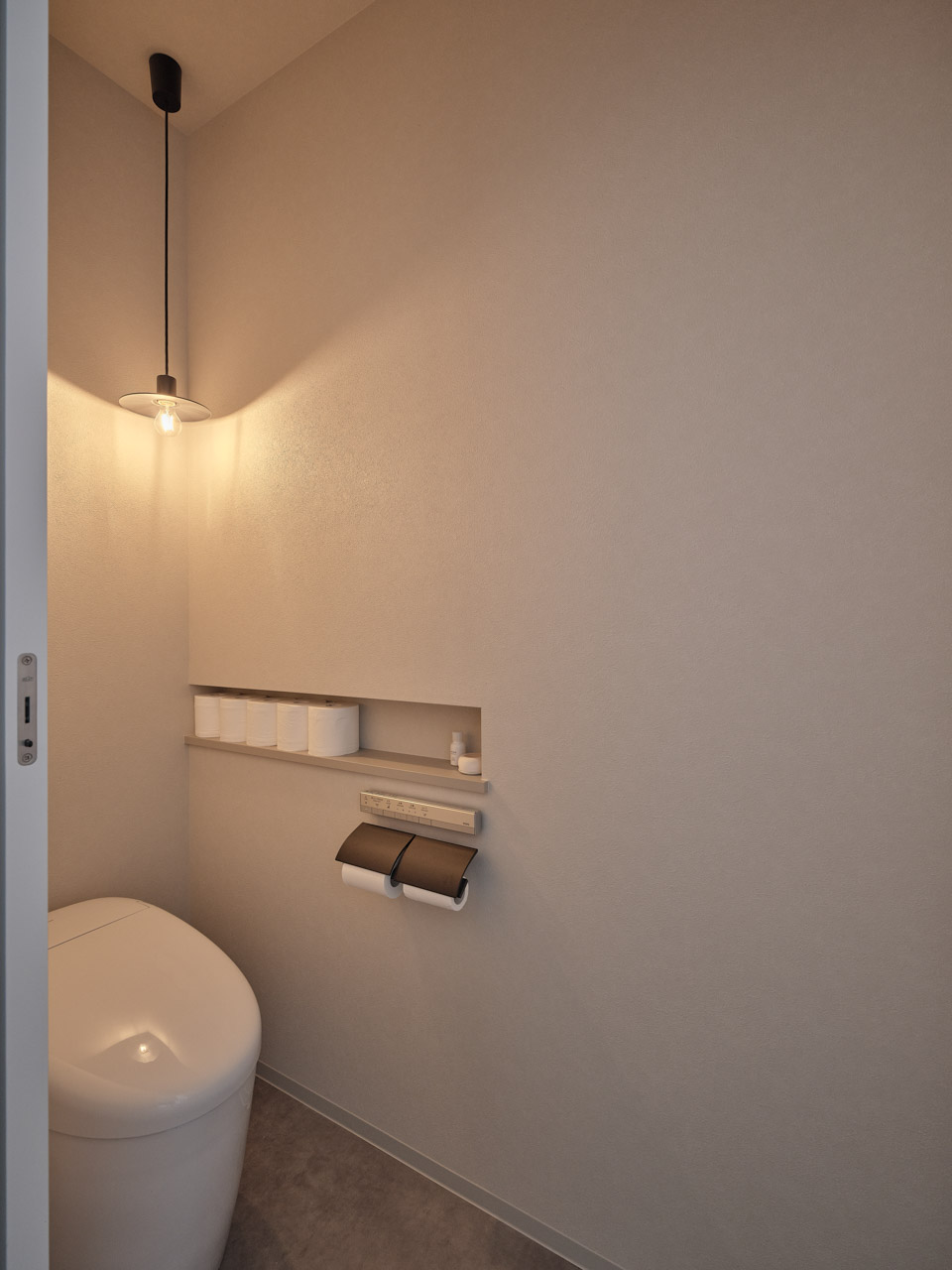 暮らしに溶け込む、アイアン階段のある家