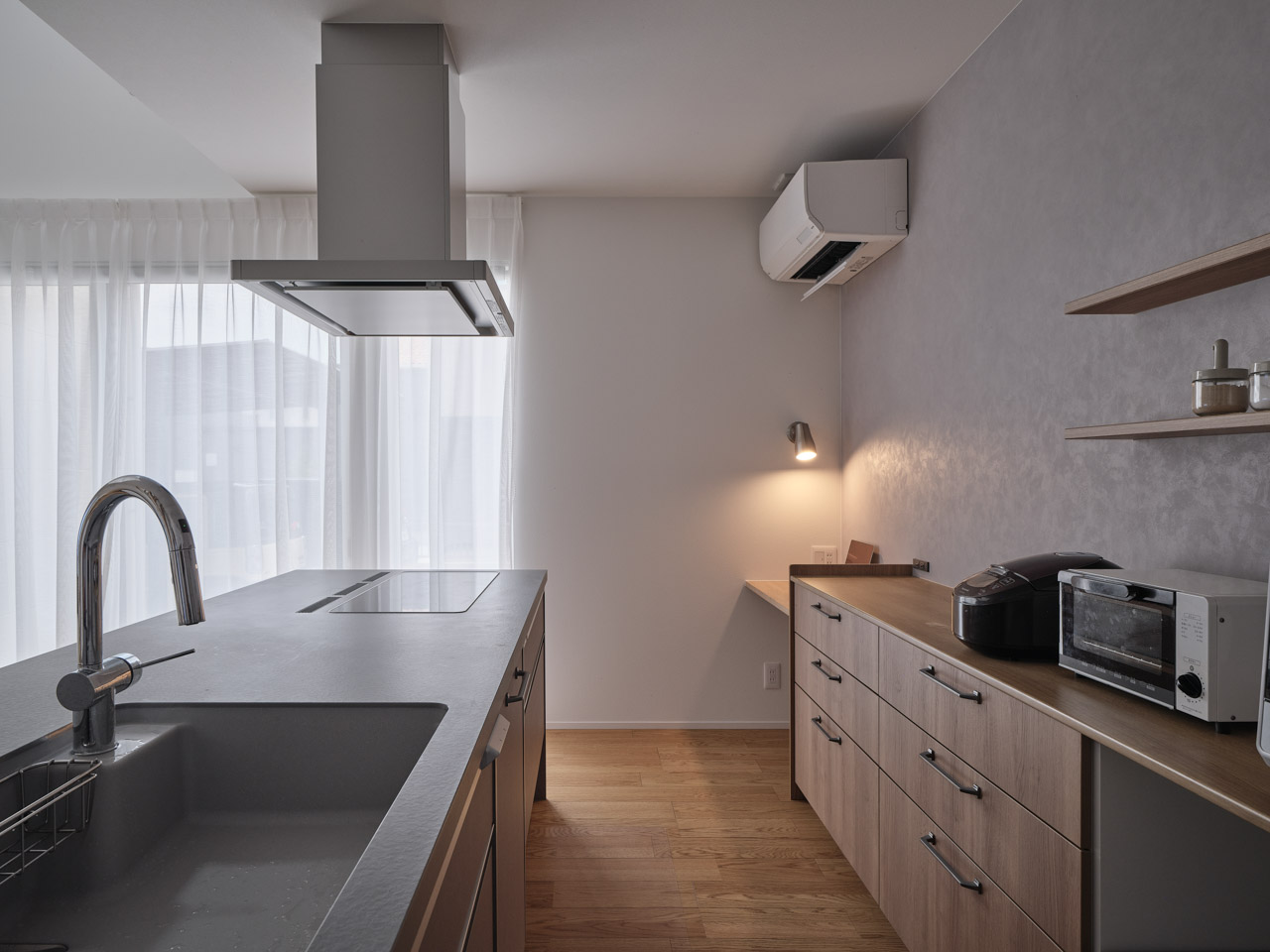 暮らしに溶け込む、アイアン階段のある家