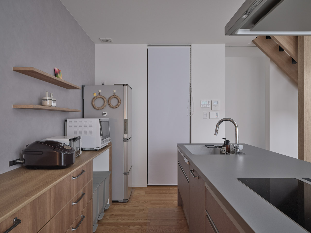 暮らしに溶け込む、アイアン階段のある家