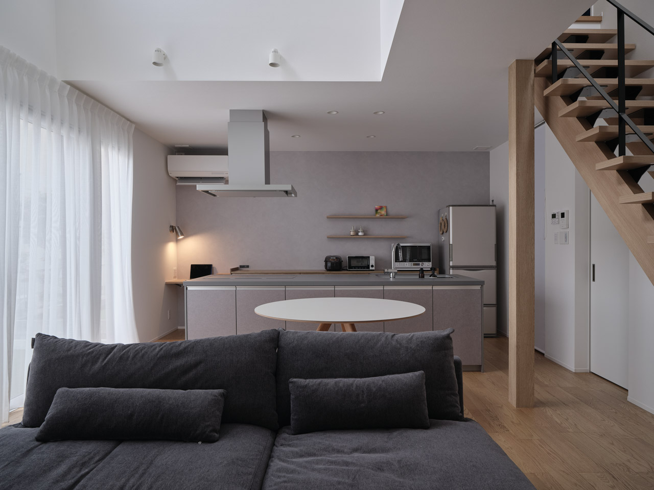 暮らしに溶け込む、アイアン階段のある家