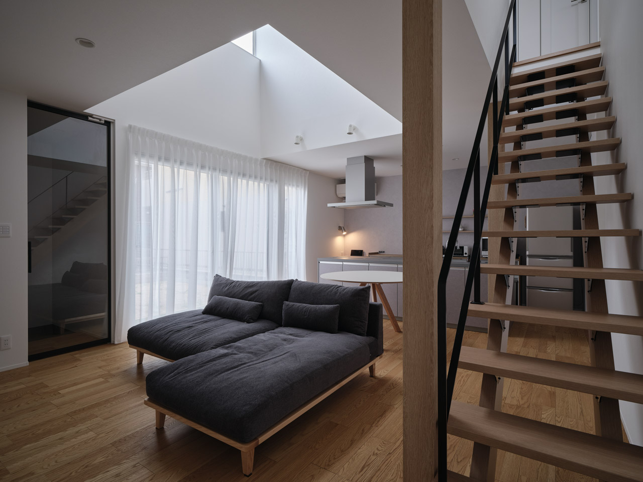 暮らしに溶け込む、アイアン階段のある家