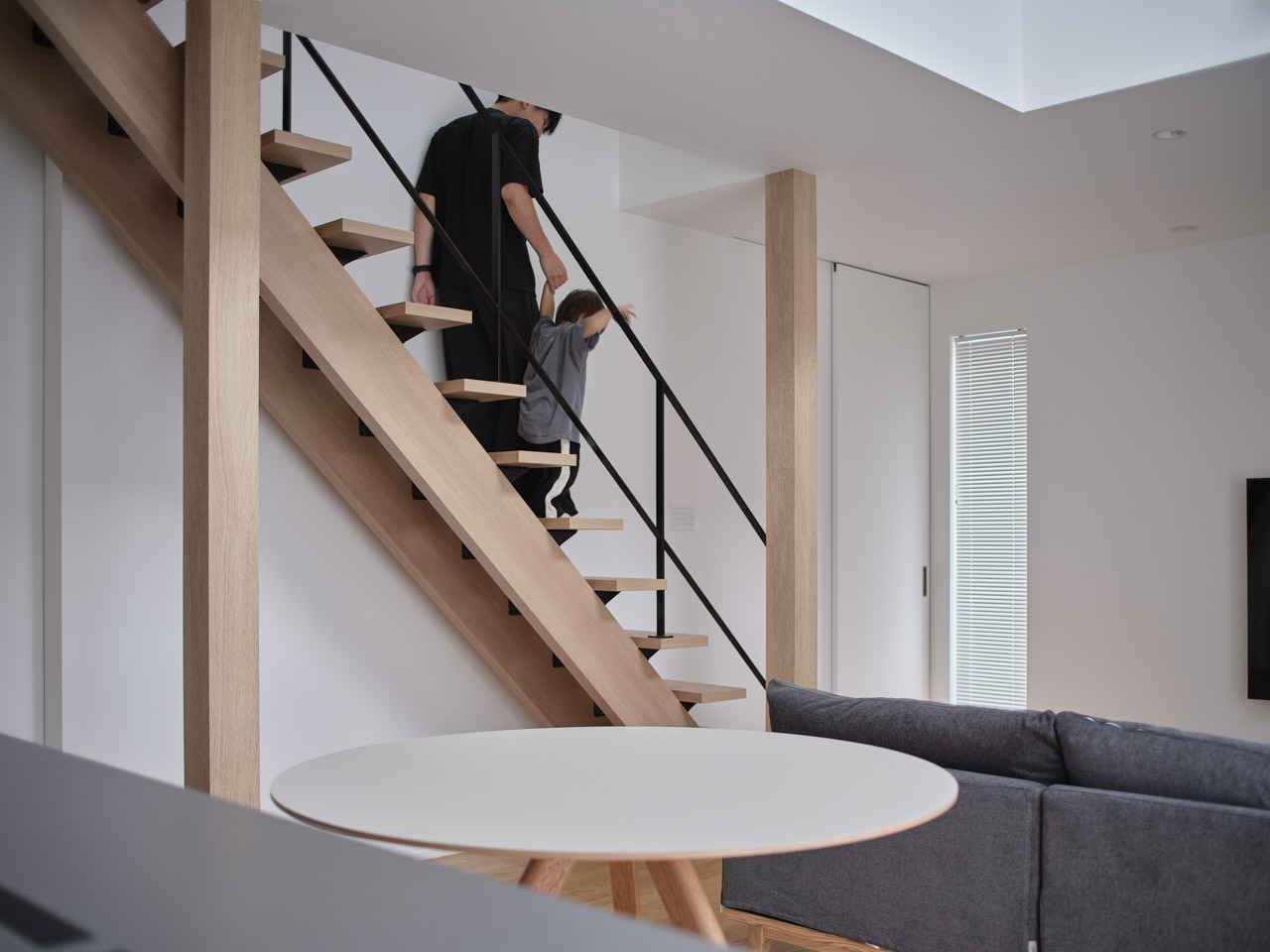 暮らしに溶け込む、アイアン階段のある家