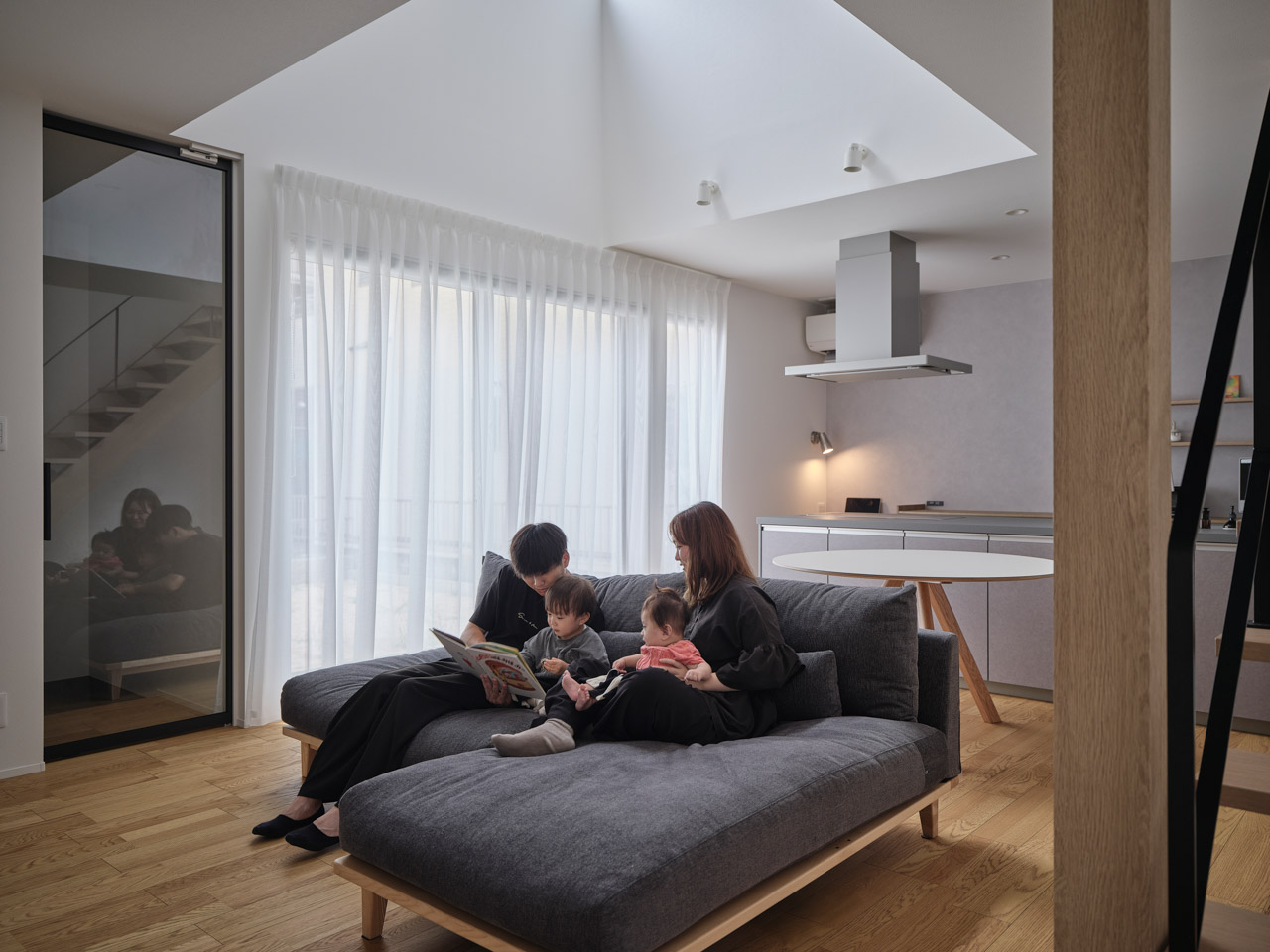 暮らしに溶け込む、アイアン階段のある家