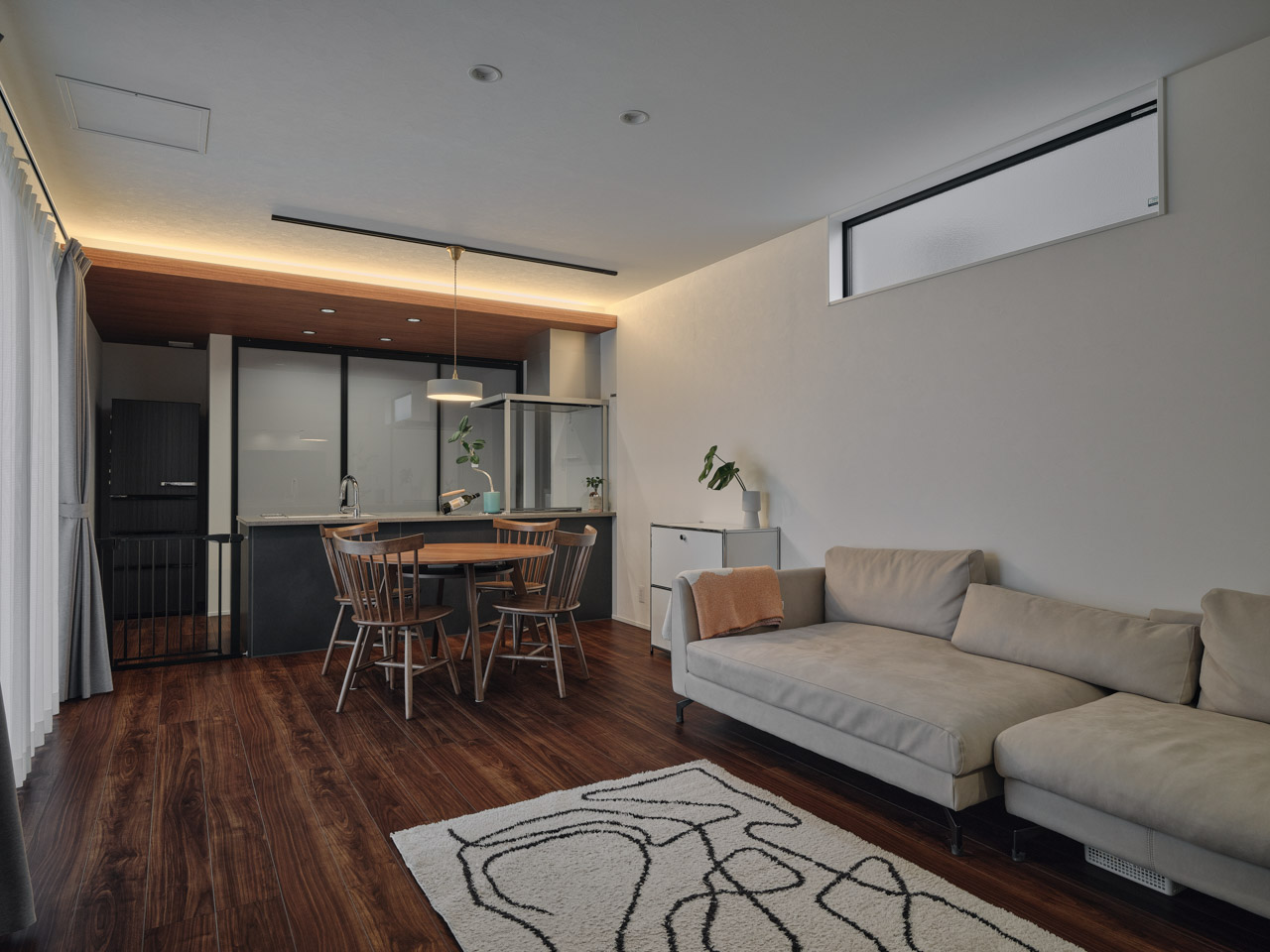 朝日と中庭に癒される家