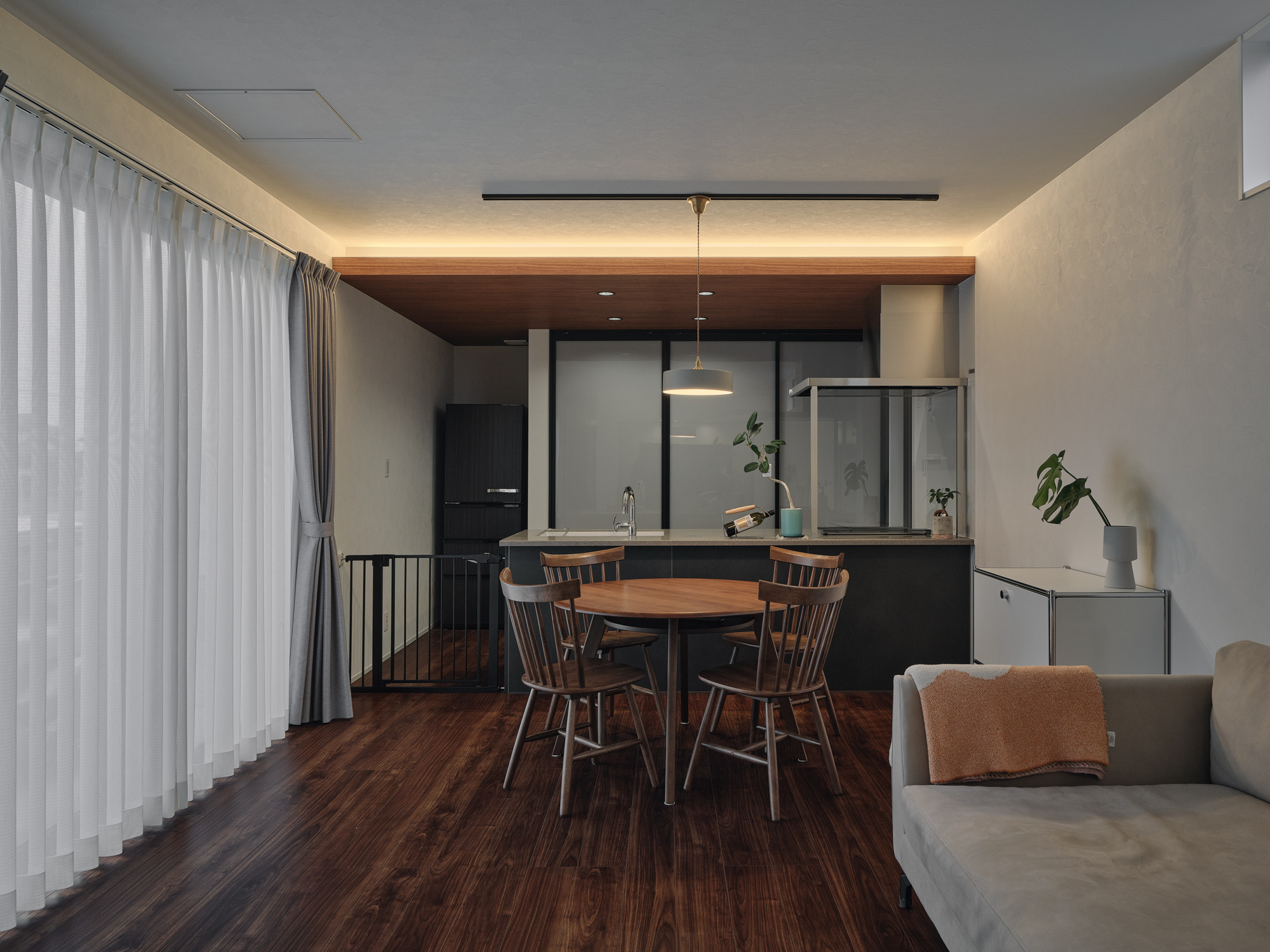 光あふれる中庭とシックな空間。家事動線の工夫で育児中も「ゆとり」を実感