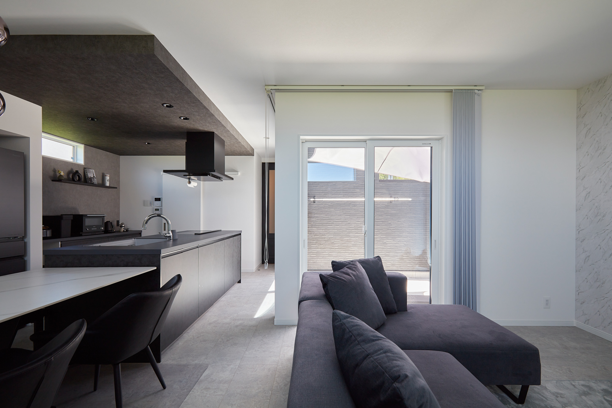 一直線の家事動線と憧れのコートヤード。1年中どこにいても快適な暮らし