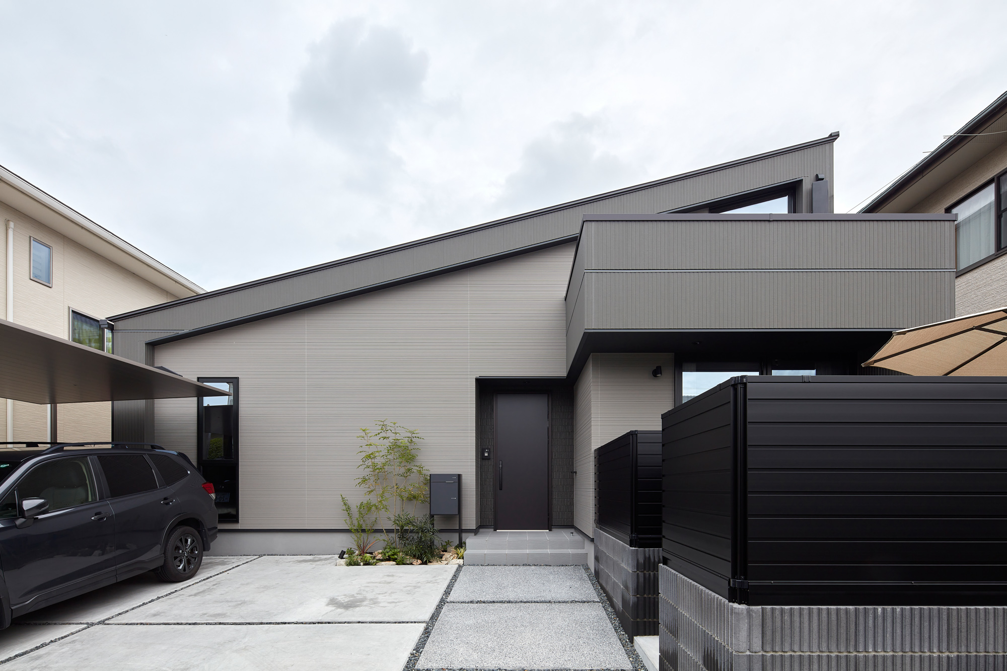 光と開放感に包まれるリビング。夏涼しく冬暖かい、性能の高さに驚いています。