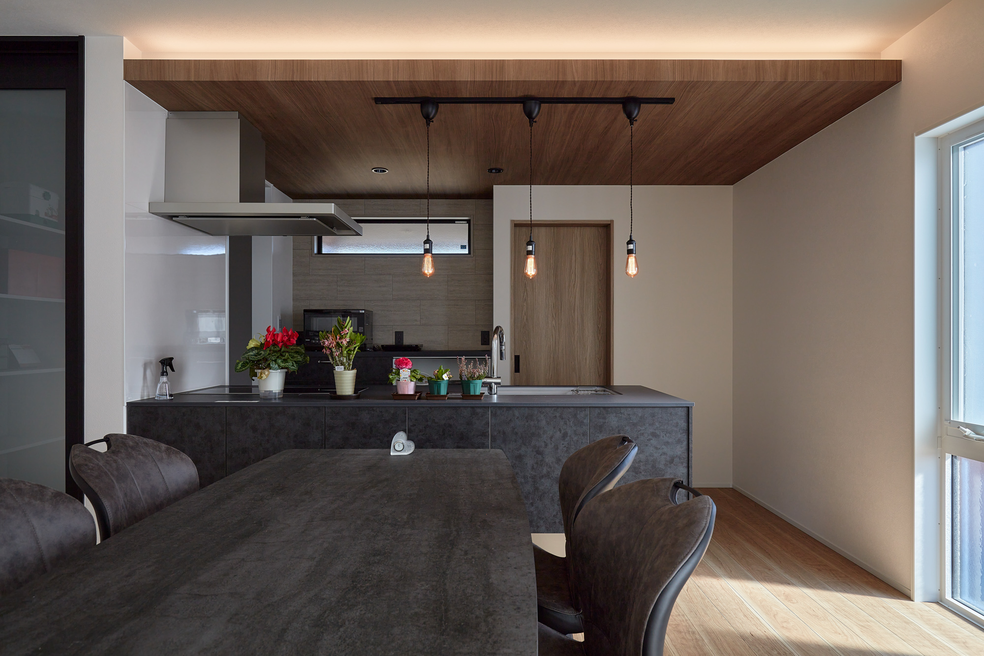 料理のストレスが消えた広々キッチン。日常を忘れさせてくれる非日常な寝室。