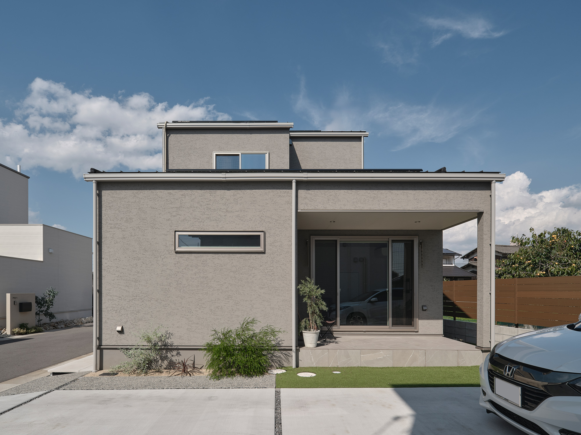 リビングから外へ、子どもと楽しむタイルデッキ。