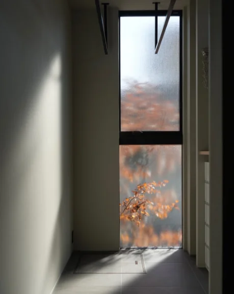 お風呂から上がると 浴室から一直線にあるこの窓が目に入ります