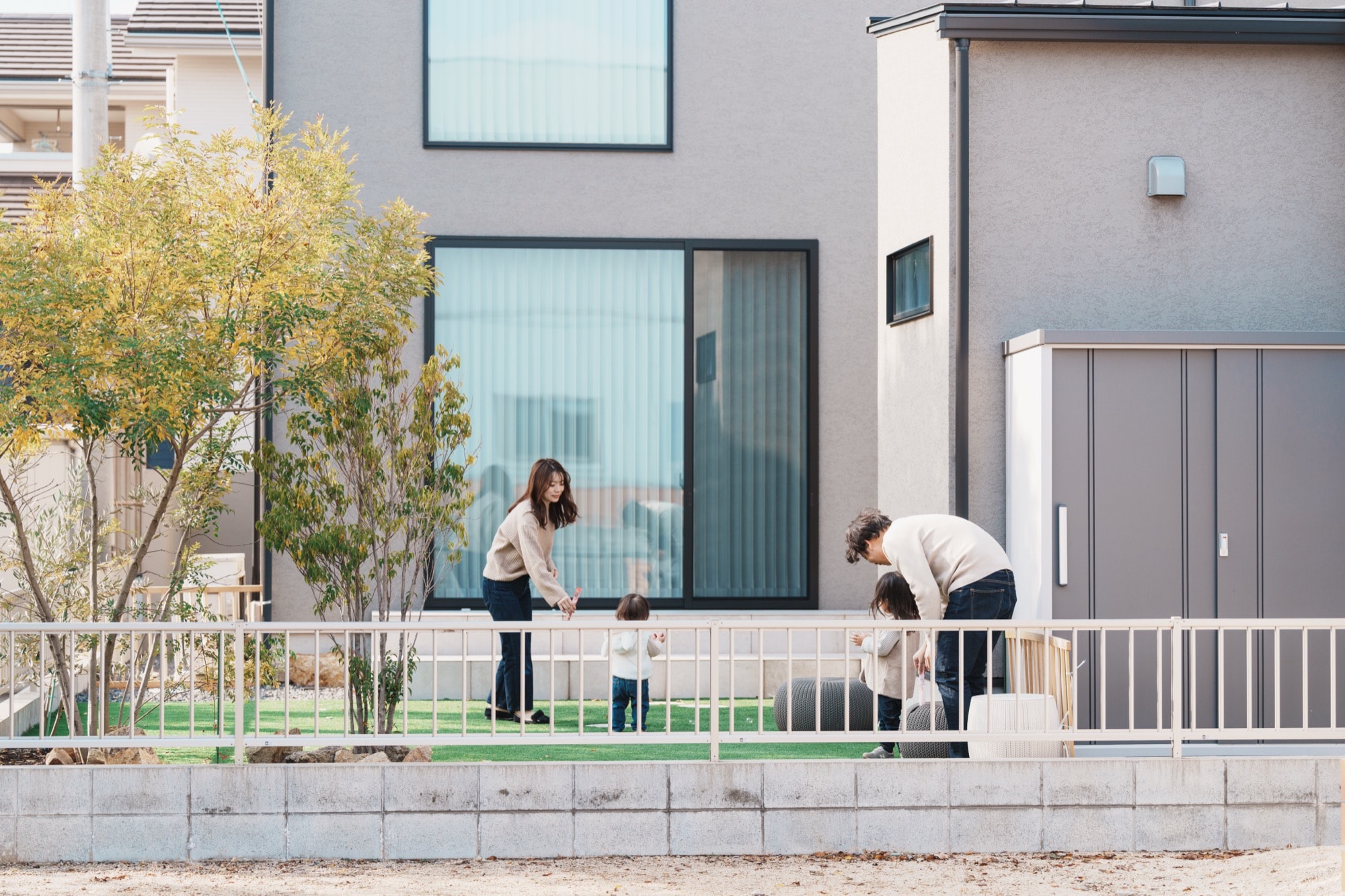 新しい家で仲良く過ごす家族の写真
