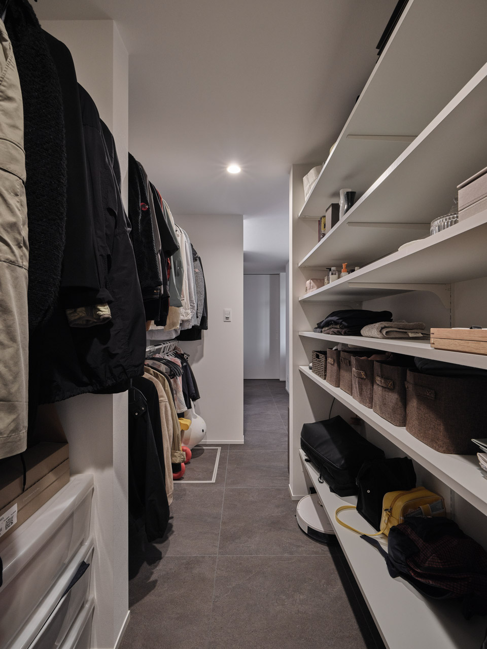 内と外を無垢で繋ぐ。家族の気配を感じ、おうち時間を遊び尽くす平屋。
