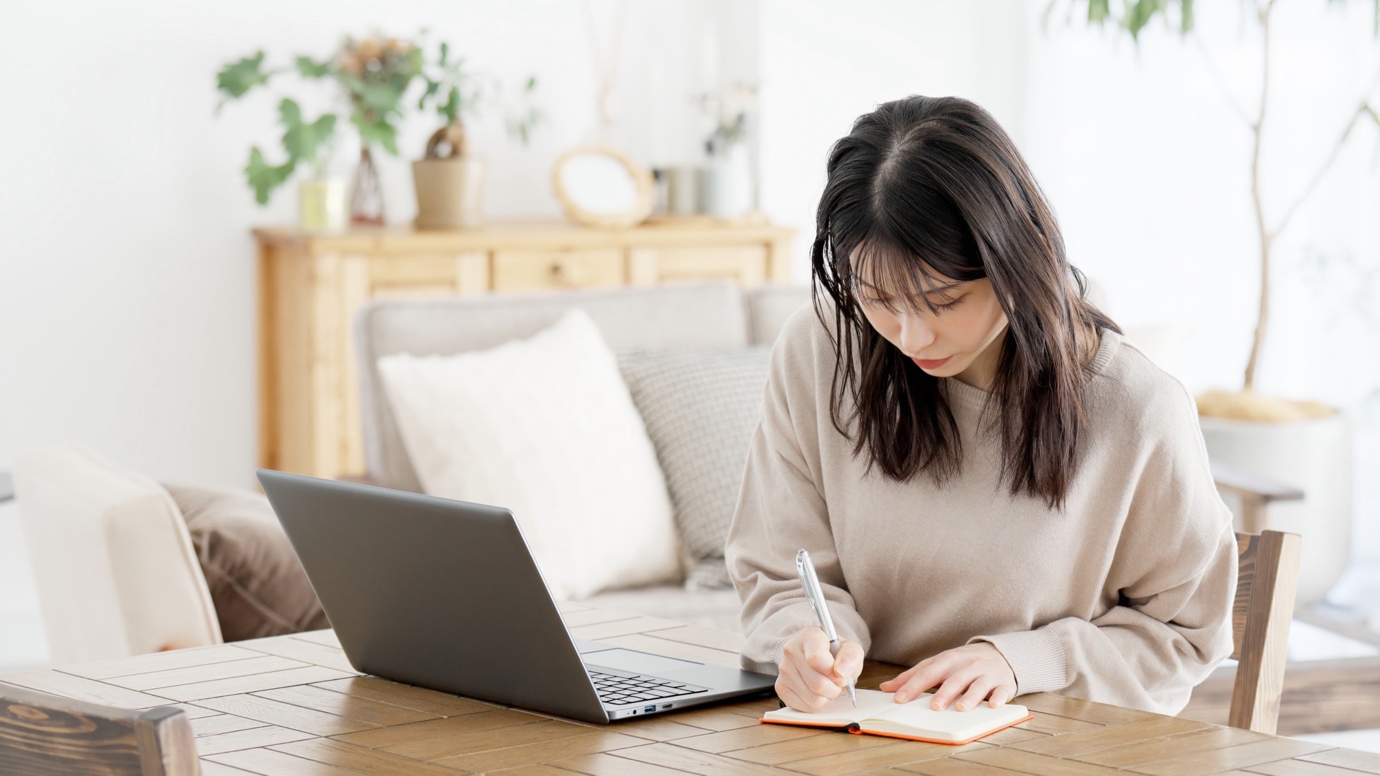 パソコンで調べ物をする女性