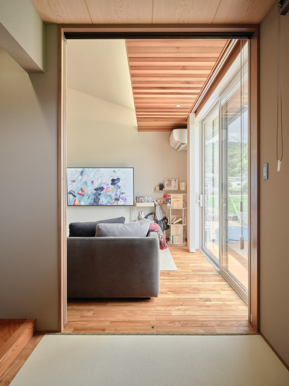 和の情緒と木の温もりが響き合う、寛ぎを叶えた和モダンの住まい